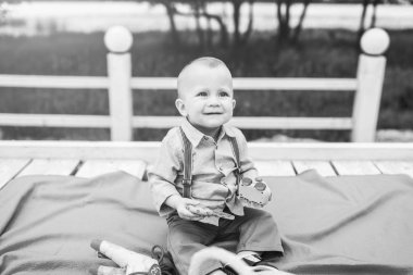 Açık oynayan küçük çocuk