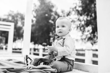 Açık oynayan küçük çocuk