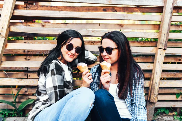 Dos chicas comiendo helado — Foto de Stock