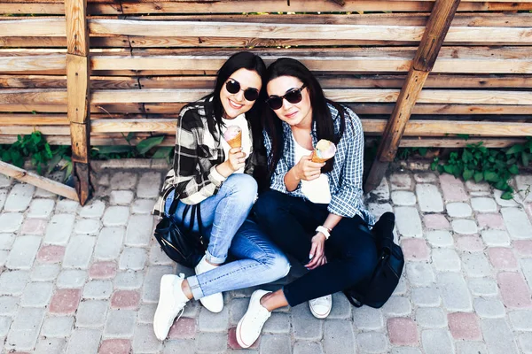 Duas meninas comendo sorvete — Fotografia de Stock