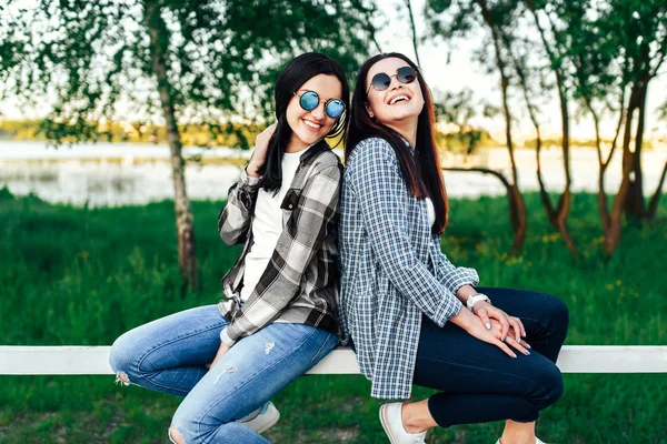 Due giovani donne in occhiali da sole — Foto Stock