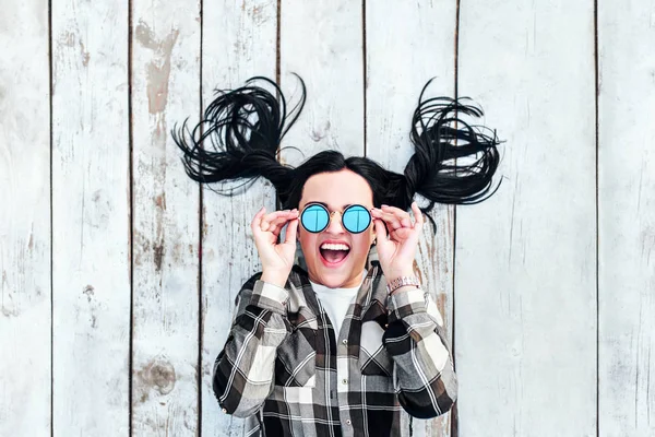 güneş gözlüklü esmer kız gülümseyerek