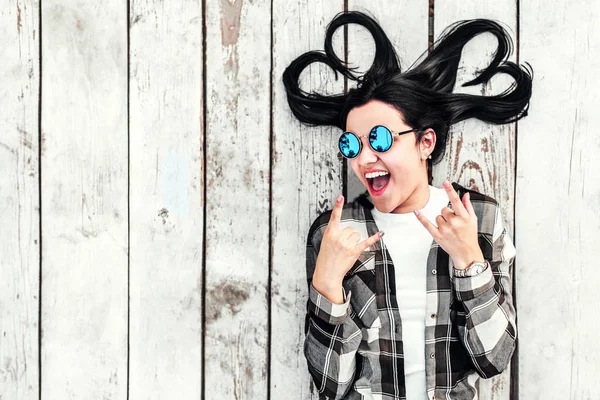 güneş gözlüklü esmer kız gülümseyerek