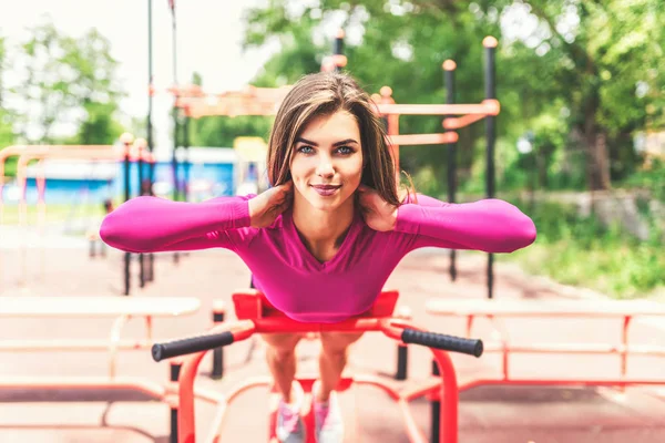 Sportif kız egzersiz yapıyor