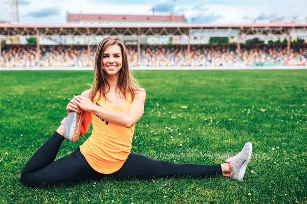 Ragazza sportiva che fa esercizi di stretching — Foto Stock