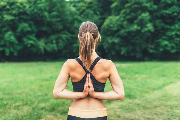 Sportieve meisje poseren buitenshuis — Stockfoto