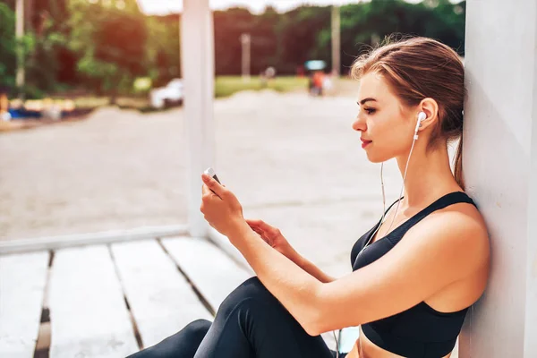 Sporty girl relaxing listening music — Stock Photo, Image