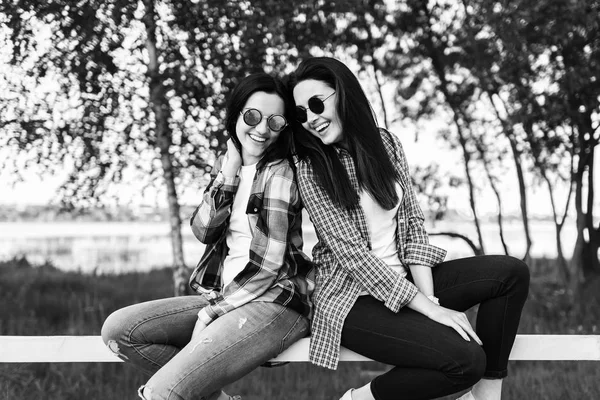 Two young women in sunglasses — Stock Photo, Image