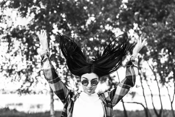 Chica mostrando lengua posando al aire libre —  Fotos de Stock