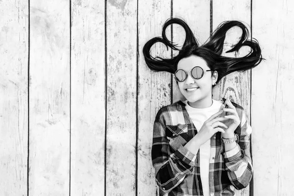 güneş gözlüklü esmer kız gülümseyerek