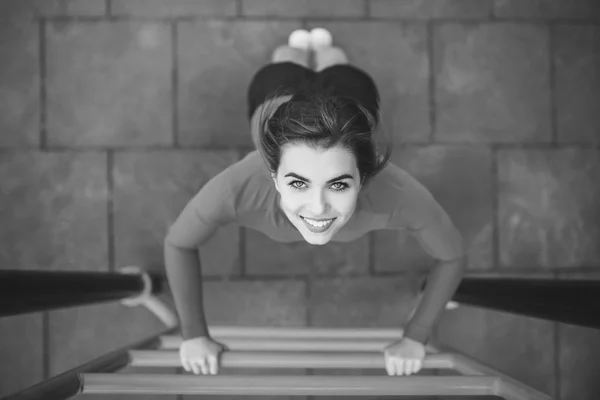 Chica deportiva haciendo ejercicio — Foto de Stock