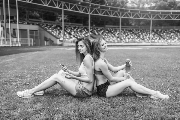 Deux jolies filles sportives — Photo