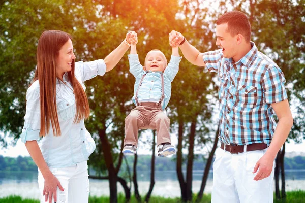 Padres tomados de la mano del pequeño hijo —  Fotos de Stock