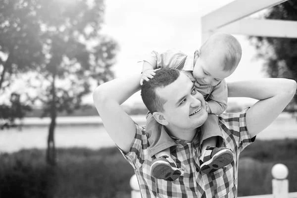 Padre con il suo piccolo figlio — Foto Stock