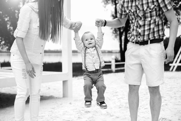 Pais de mãos dadas seu filho pequeno — Fotografia de Stock