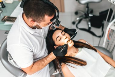 diş hekimi hasta ile çalışma 