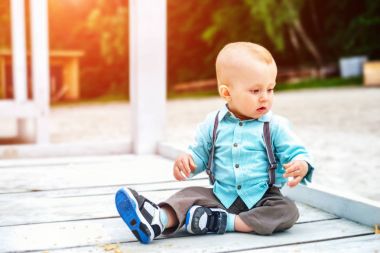 oynarken sevimli küçük çocuk 