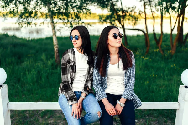 Two pretty girls — Stock Photo, Image