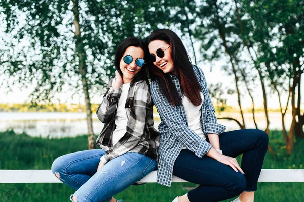 Two pretty girls — Stock Photo, Image