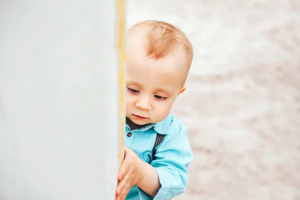 Söt liten pojke — Stockfoto