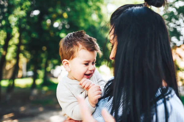 Ung mamma med lille son — Stockfoto