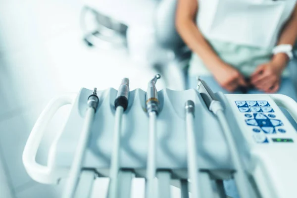 Instrumentos dentales en silla dental — Foto de Stock