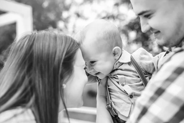 Parents avec fils dans le parc — Photo