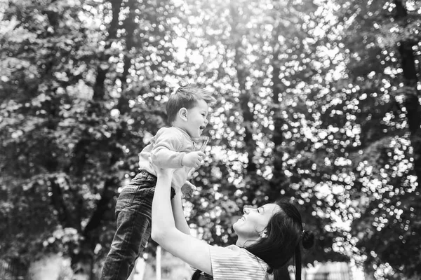 Jeune mère avec fils en plein air — Photo