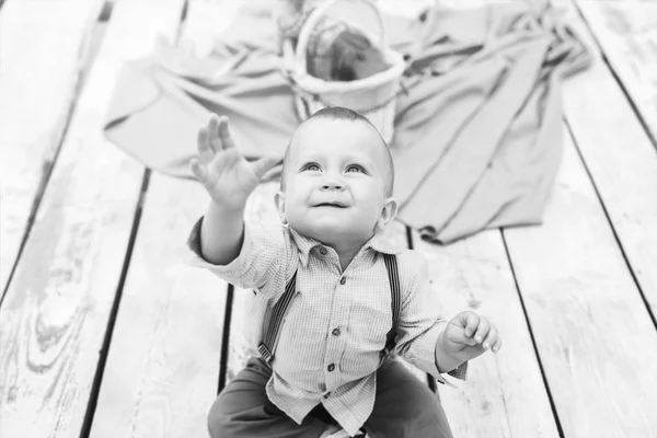 Милый маленький мальчик на открытом воздухе — стоковое фото