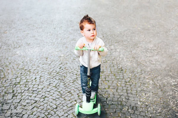 Kleiner Junge fährt Roller — Stockfoto