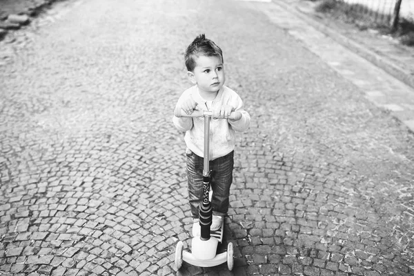 Piccolo ragazzo in sella scooter — Foto Stock