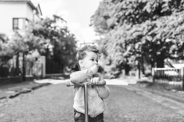 Malý chlapec jezdecké skútr — Stock fotografie