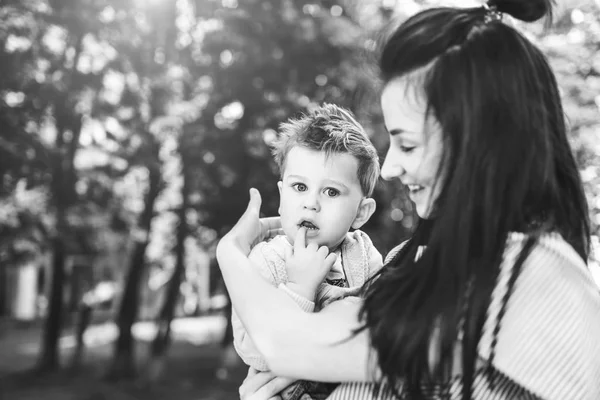 Moeder met zoon buiten — Stockfoto