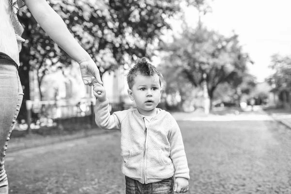 Mère avec fils en plein air — Photo