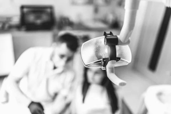 Dentista con paciente femenino — Foto de Stock