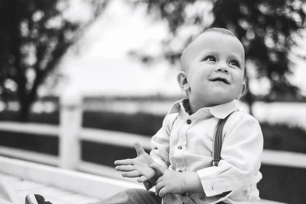 Schattige kleine jongen spelen — Stockfoto