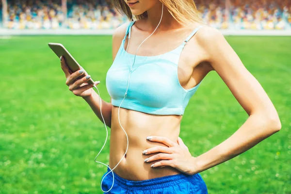 Donna sportiva con telefono — Foto Stock