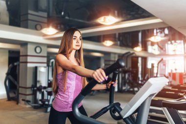 spor salonunda genç kadın
