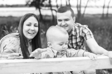 Genç anne ile küçük oğlu oynamak 