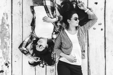 İki güzel kız rahatlatıcı