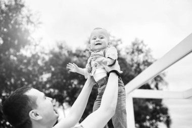 küçük oğlu ile genç Baba