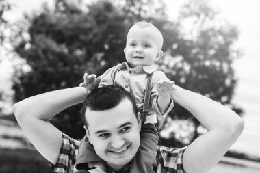 küçük oğlu ile genç Baba