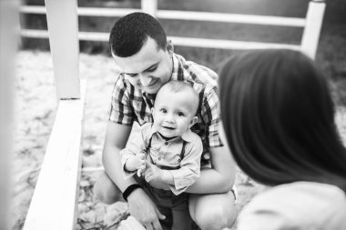 Genç anne ile küçük oğlu oynamak 