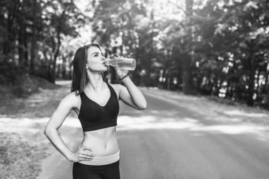  Genç fitness kadın içme suyu