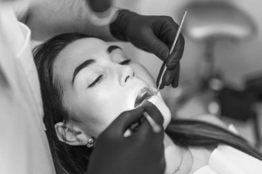 Dişçi klinikte hasta ile çalışma