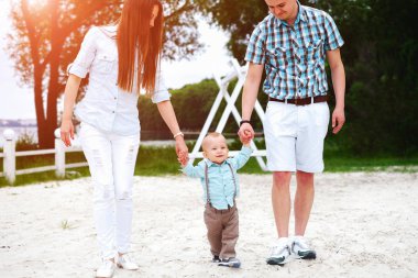 Genç anne ile küçük oğlu oynamak