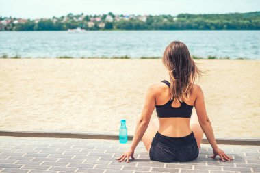  genç kadın eğitimden sonra rahatlatıcı