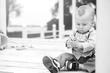 Dışarıda oynarken küçük çocuk