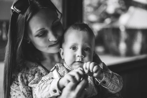 Moeder met kleine babyjongen — Stockfoto