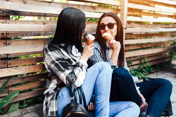 Dos chicas comiendo helado — Foto de Stock